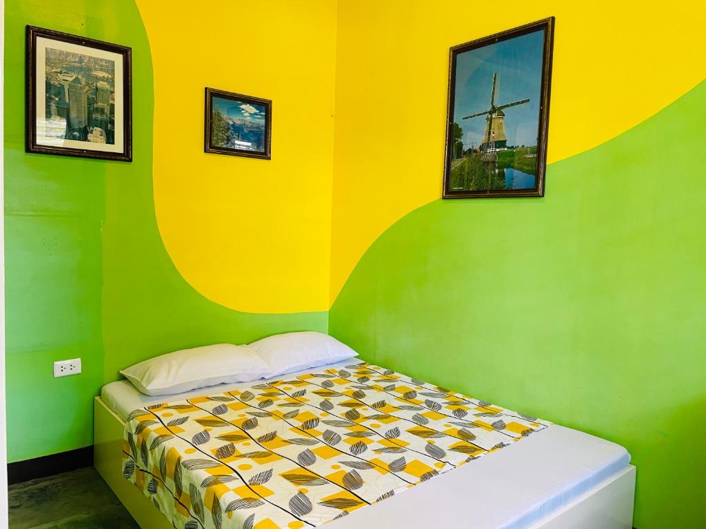 Postel nebo postele na pokoji v ubytování Citadel Alona Inn