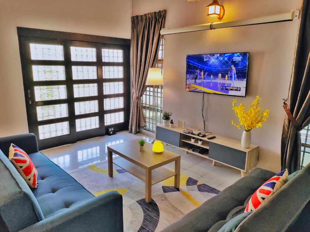 Μια τηλεόραση ή/και κέντρο ψυχαγωγίας στο Semi-Detached, Up to 24 Pax, 3200sqft, 4 Bedrooms, 3 Bathrooms, 4 Car Parks by Star Home