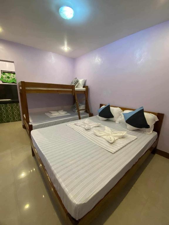Postel nebo postele na pokoji v ubytování Mariah Guest House