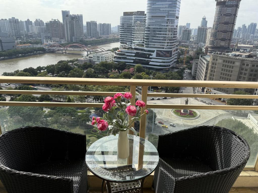Balkón nebo terasa v ubytování WAIFIDEN Guangzhou HaiZhu Square WanYi Apartment