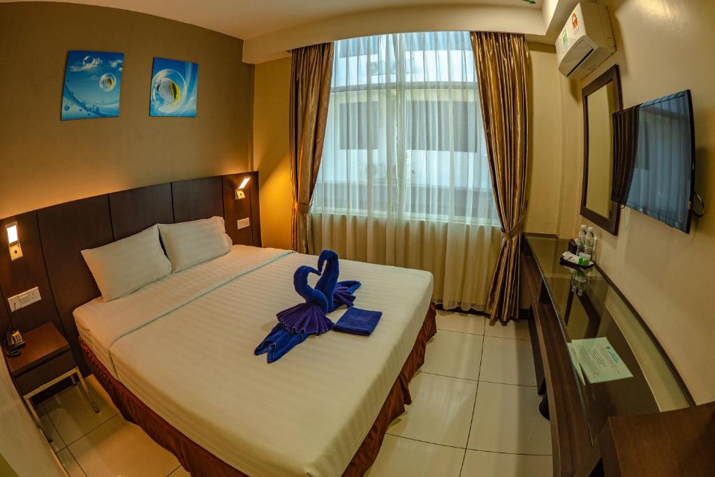 Postel nebo postele na pokoji v ubytování Wave View Hotel
