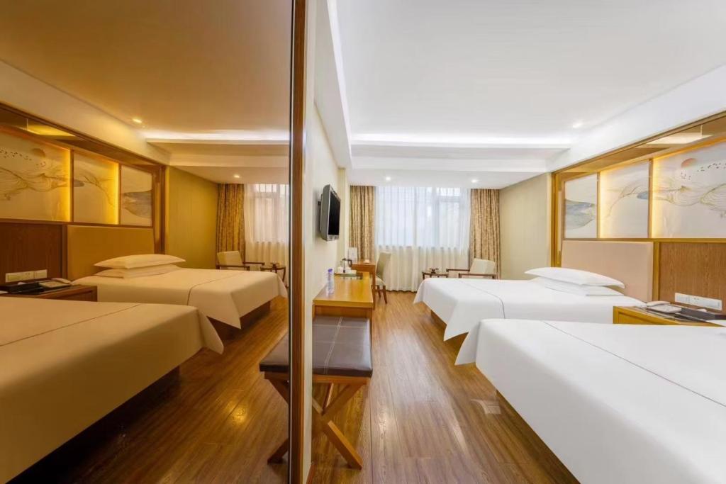 Postel nebo postele na pokoji v ubytování Yiwu Ruifeng Hotel