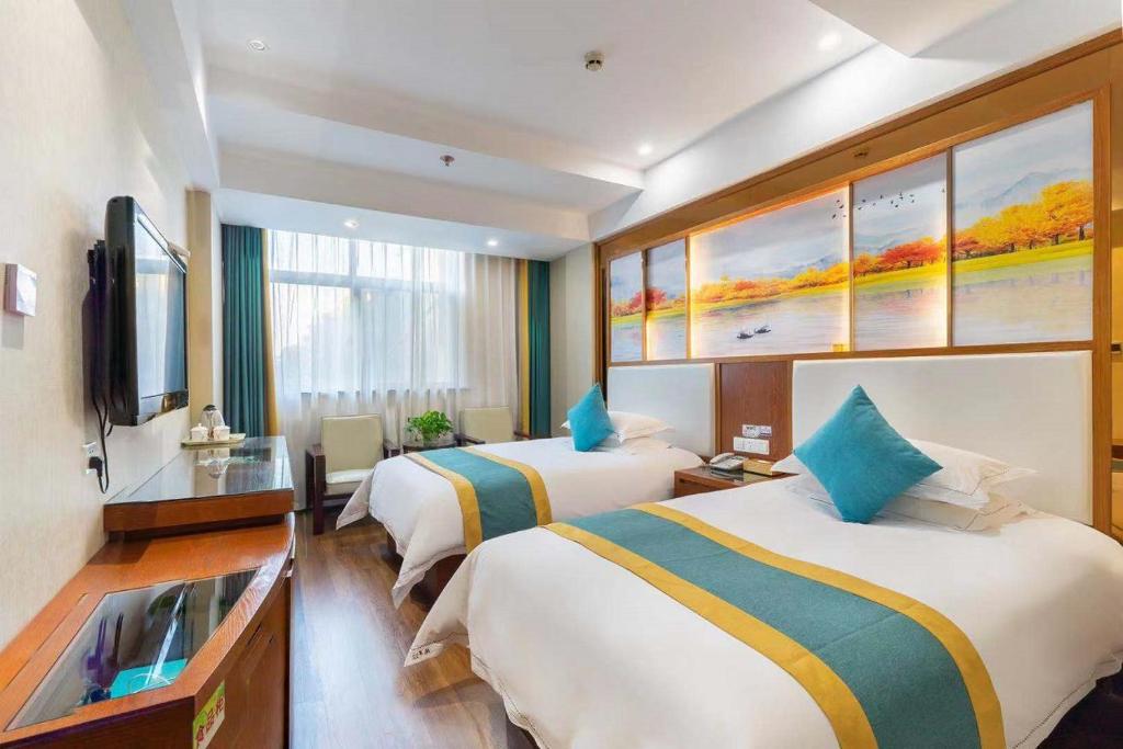 Postel nebo postele na pokoji v ubytování Yiwu Ruifeng Hotel