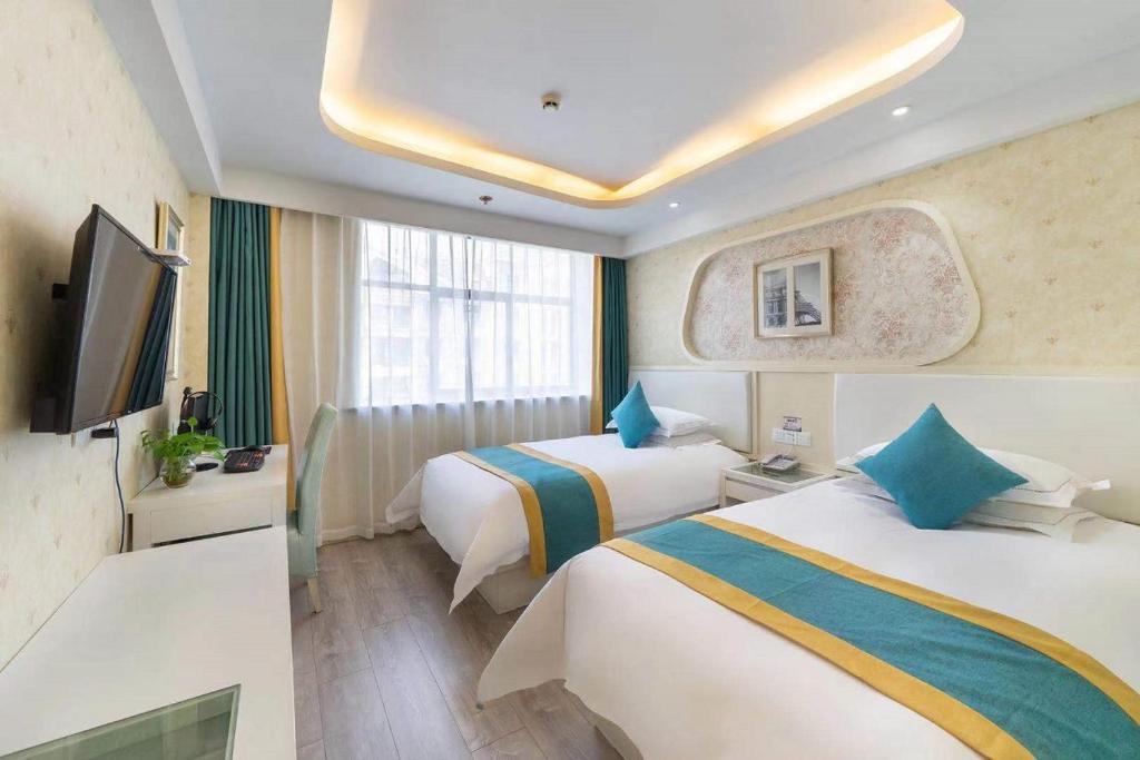 Postel nebo postele na pokoji v ubytování Yiwu Ruifeng Hotel