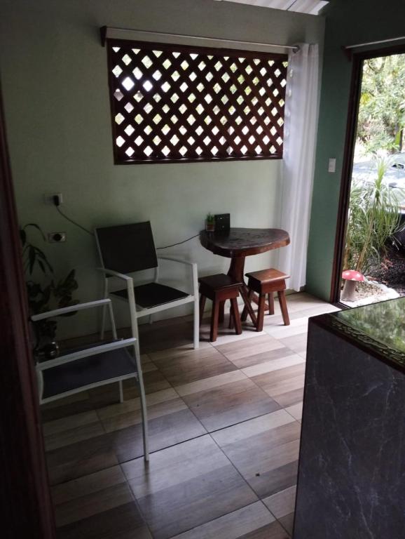 Posezení v ubytování Breezes Ecolodge