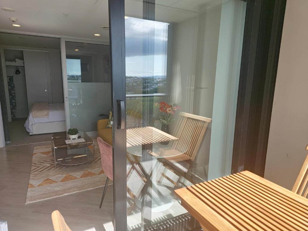 Cosmo Quarters - City Apartment with Pool & Spa - Resim 16