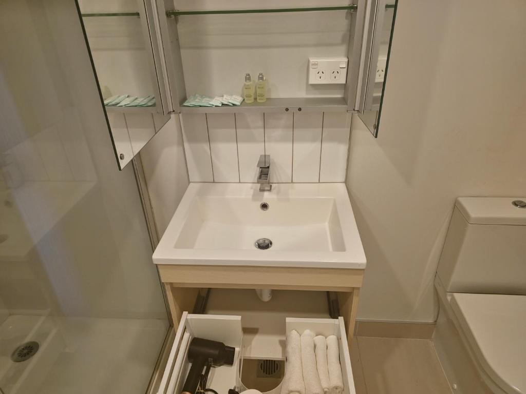 Cosmo Quarters - City Apartment with Pool & Spa - Resim 21