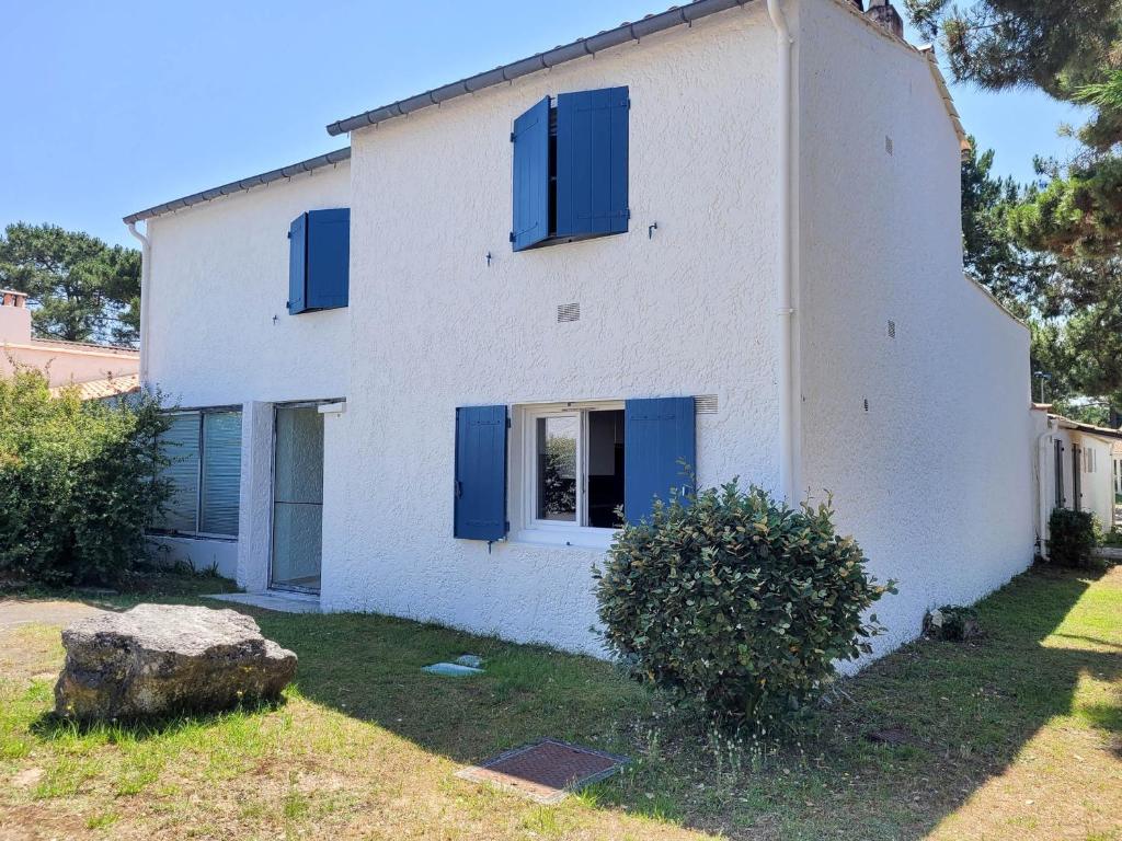 Maison blanche avec volets bleus dans l'établissement Maison 8 personnes, près de la mer, animaux admis - FR-1-705-100, aux Mathes