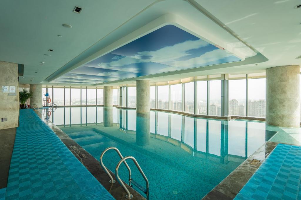 Bazén v ubytování Hilton Fuzhou nebo v jeho okolí