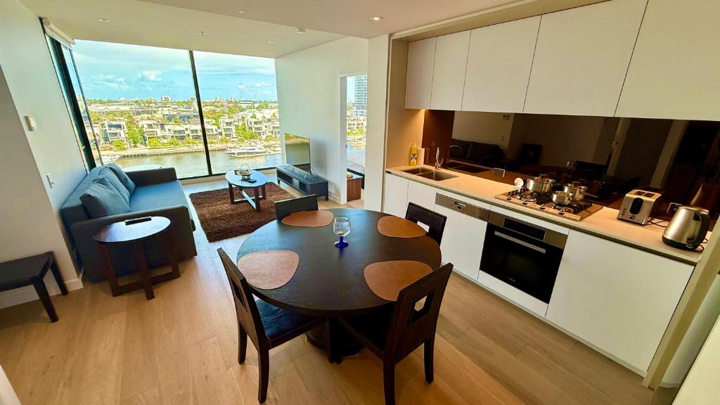 Kuchyň nebo kuchyňský kout v ubytování Yarra Accommodation-Private apartments-Collins Wharf Waterfront, Docklands