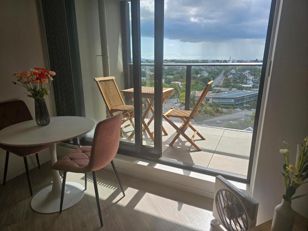 Cosmo Quarters - City Apartment with Pool & Spa - Resim 9