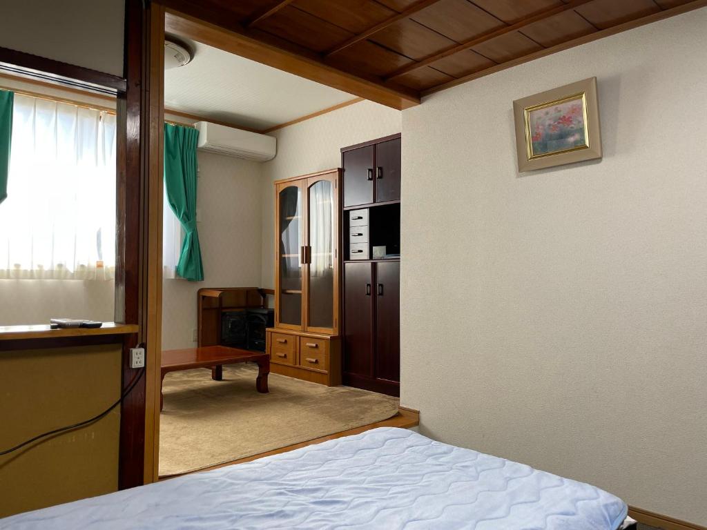 Postel nebo postele na pokoji v ubytování LiveCafe & Hotelひすいの海