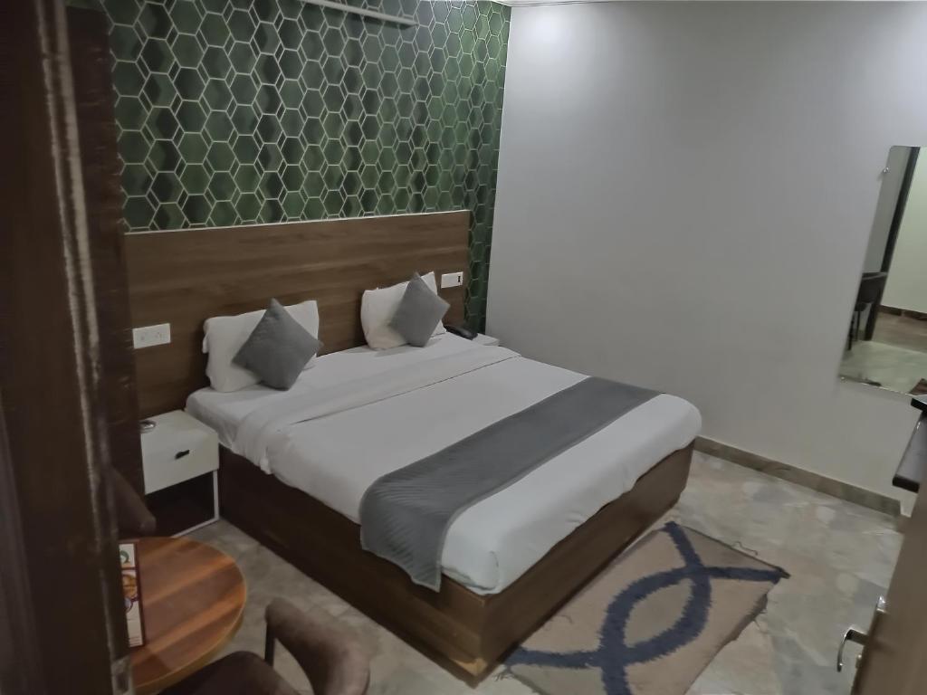 Postel nebo postele na pokoji v ubytování HOTEL S R PLAZAa