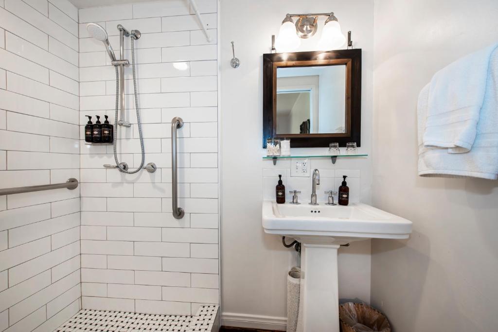 Bath Street Inn photo