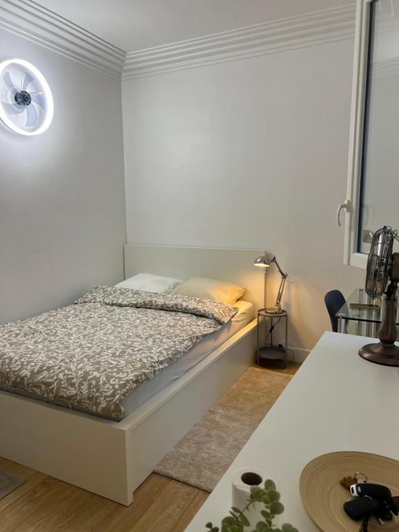 une chambre blanche avec un lit et une fenêtre dans l'établissement Small apartment in Nice, à Nice