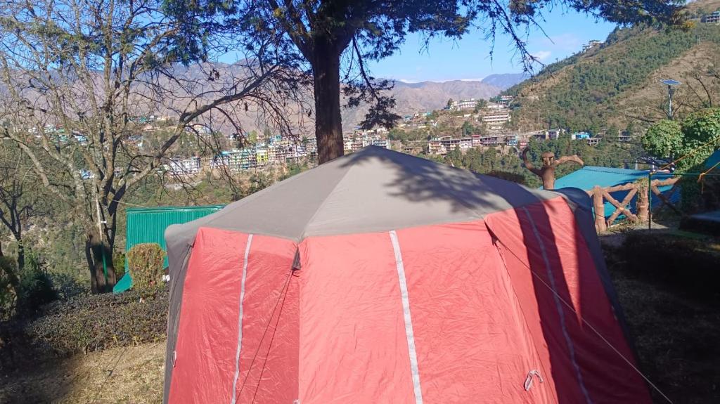 Nespecifikovaný výhled na hory nebo výhled na hory při pohledu z luxury tent