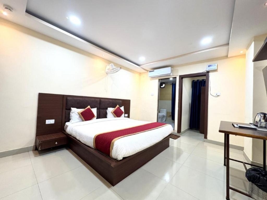 Postel nebo postele na pokoji v ubytování "Kashi Residency" Best Hotel in Varanasi with free wifi and Air Conditioning Room