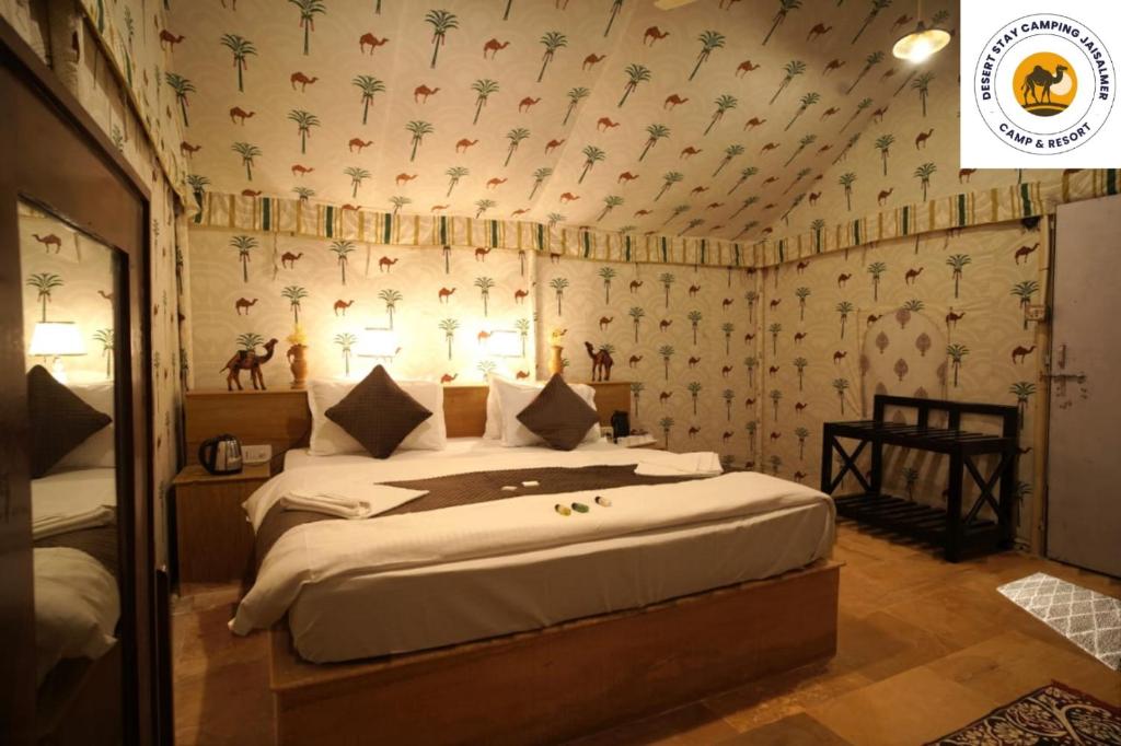 Postel nebo postele na pokoji v ubytování Desert Stay Camping Jaisalmer sam sand dunes