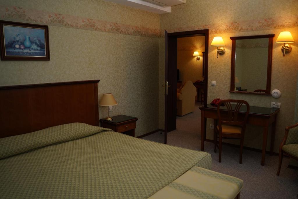 Postel nebo postele na pokoji v ubytování Drustar Hotel