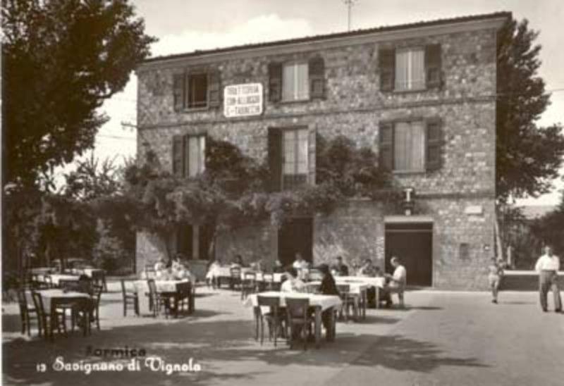 Savignano sul Panaroにあるホテル フォーマイカの外のテーブル席の白黒写真