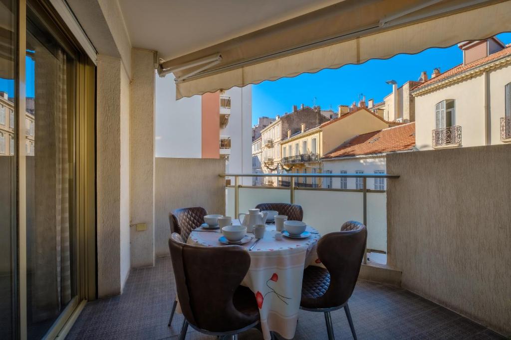 - une table sur un balcon avec vue dans l'établissement Le Nostalgique, à Cannes