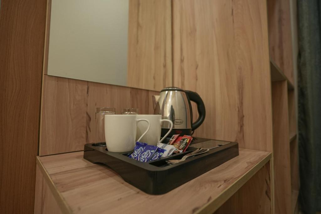 Příslušenství pro přípravu čaje a kávy v ubytování Kaashvi Residency - Managed by Atithi House