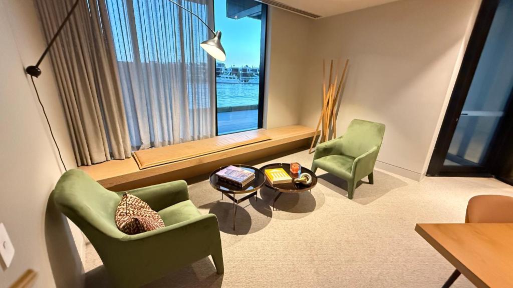 Posezení v ubytování Yarra Accommodation-Private apartments-Collins Wharf Waterfront, Docklands
