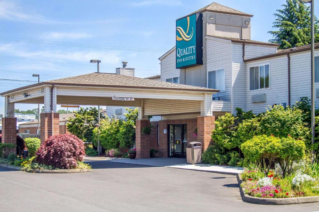 a front entrance to a inn with a sign on it at Quality Inn & Suites Longview Kelso in Longview
