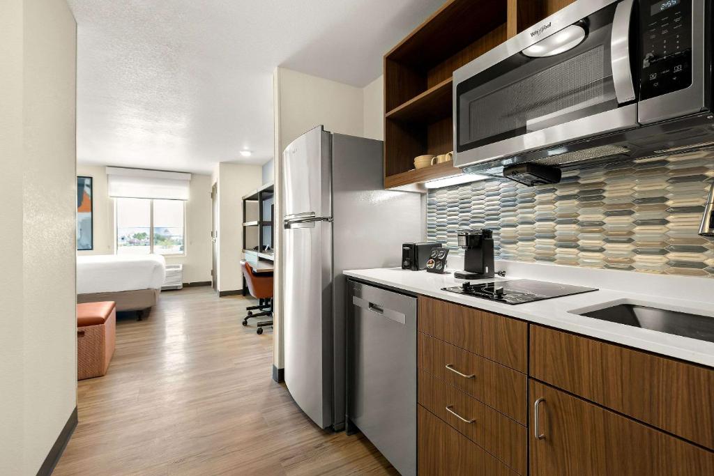 ナンパにあるEverhome Suites Nampa Boiseのキッチン(冷蔵庫、シンク、電子レンジ付)