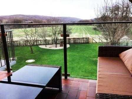 eine Terrasse mit einem Sofa und Blick auf einen Hof in der Unterkunft Ferienwohnung "Landblick" in Tecklenburg