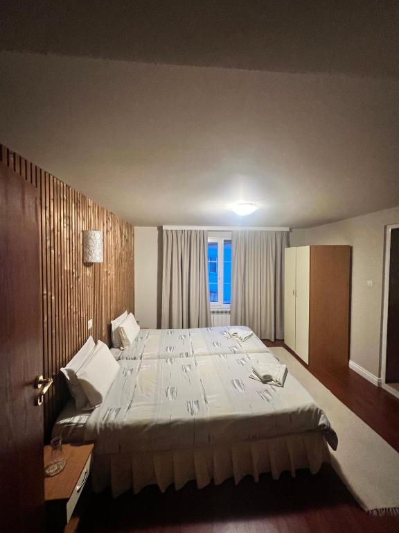 Postel nebo postele na pokoji v ubytování Zasheva Kushta Guesthouse