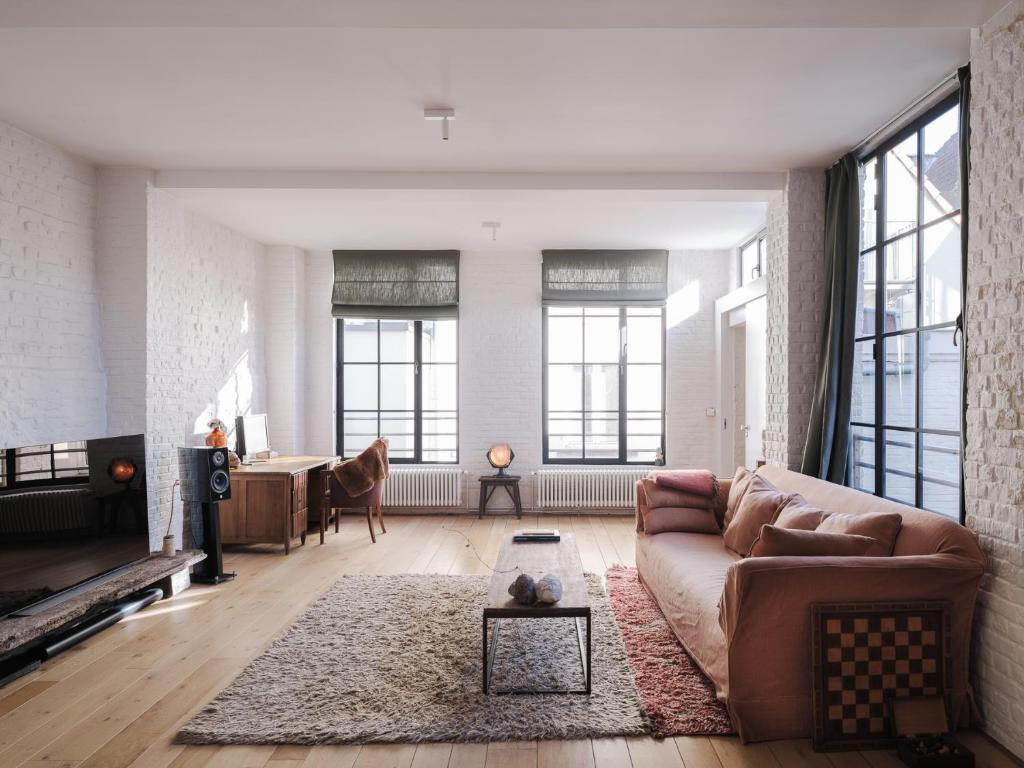 una sala de estar con un sofá y una mesa en Brooklyn Five, en Gante