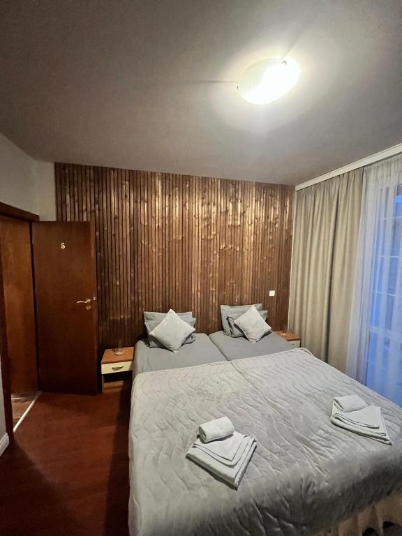 Postel nebo postele na pokoji v ubytování Zasheva Kushta Guesthouse