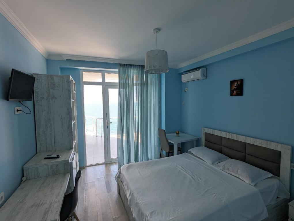 Postel nebo postele na pokoji v ubytování Compass hotel