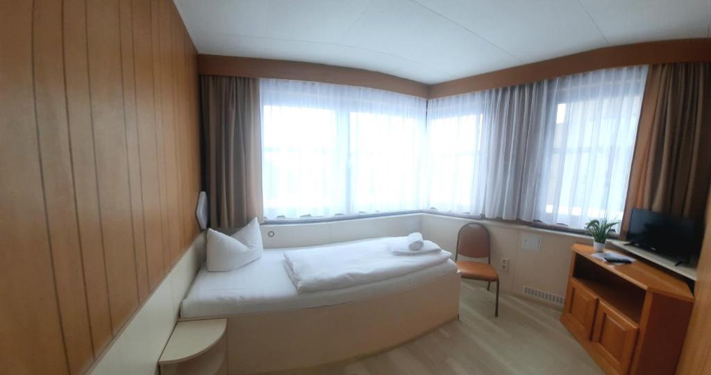 TV a/nebo společenská místnost v ubytování Central-Hotel Tegel
