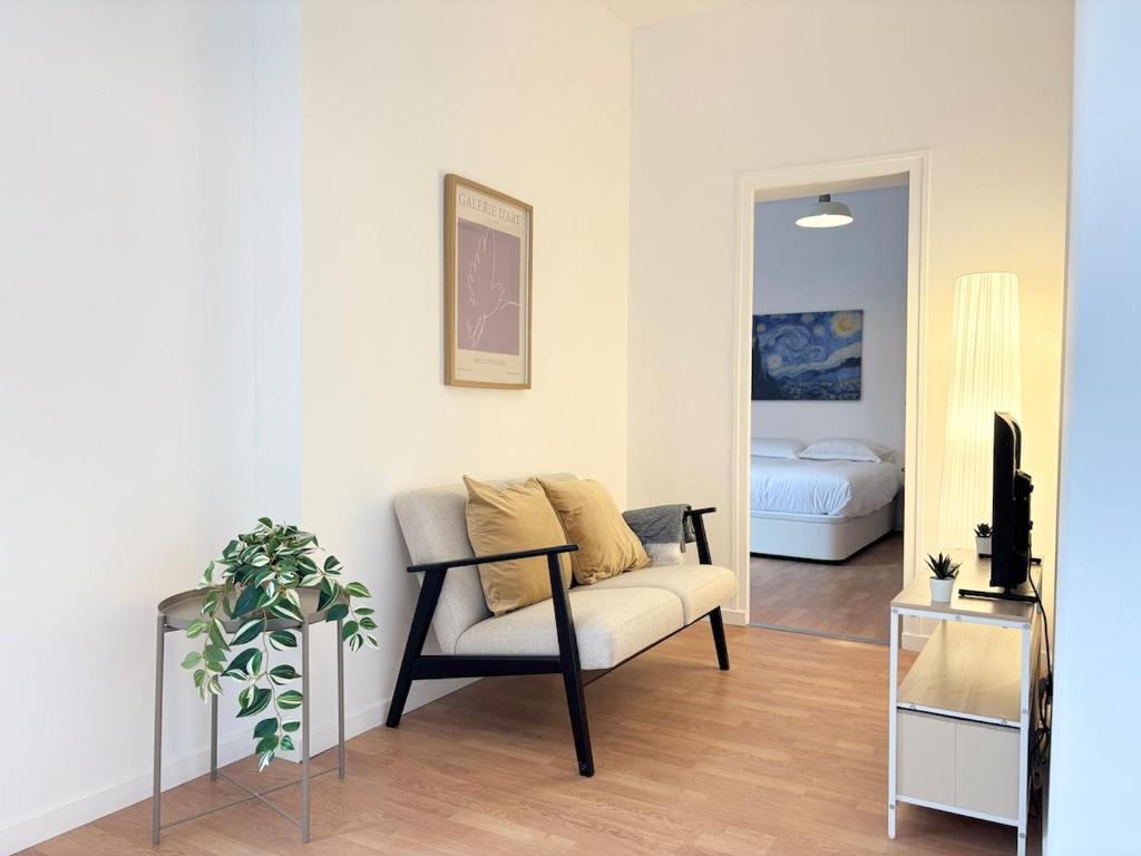 un salon avec un canapé et un lit dans l'établissement Hypercentre de Roubaix - 2 voyageurs, à Roubaix