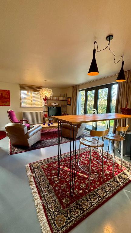 un salon avec une table et des chaises dans l'établissement La maison de Crponne, à Craponne