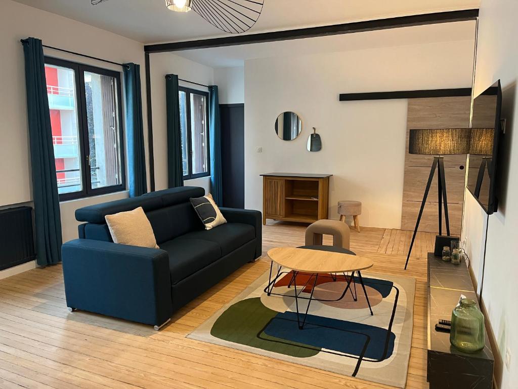 un salon avec un canapé et une table dans l'établissement Nouveau - Le petit Auguste - 2ch - Port de plaisance, au Havre