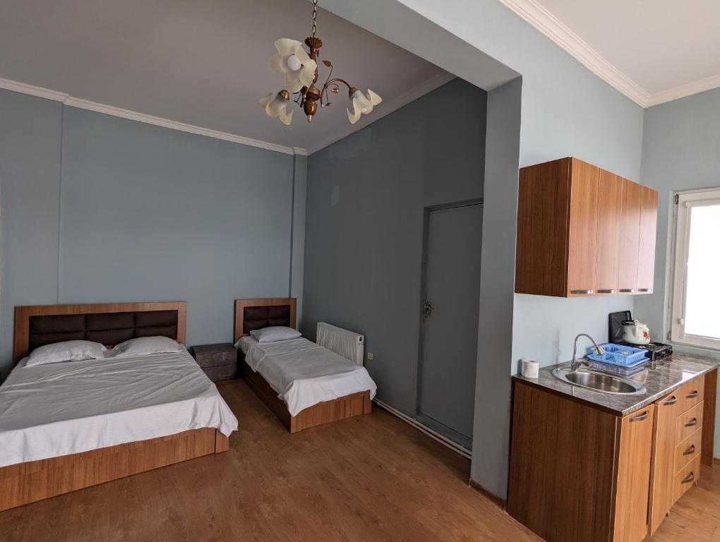 Postel nebo postele na pokoji v ubytování Compass hotel
