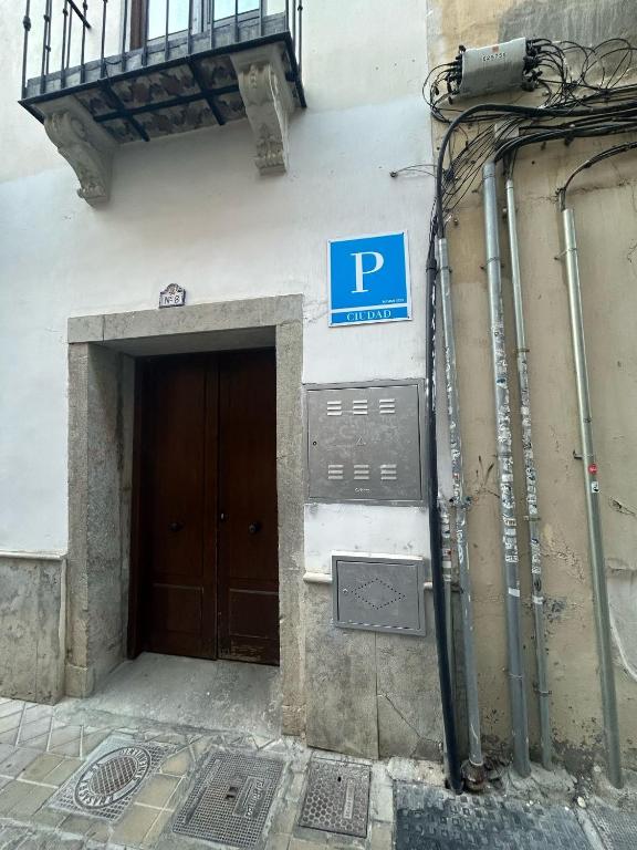 a parking sign on the side of a building with a parking meter at Pensión Veracruz 2 in Granada