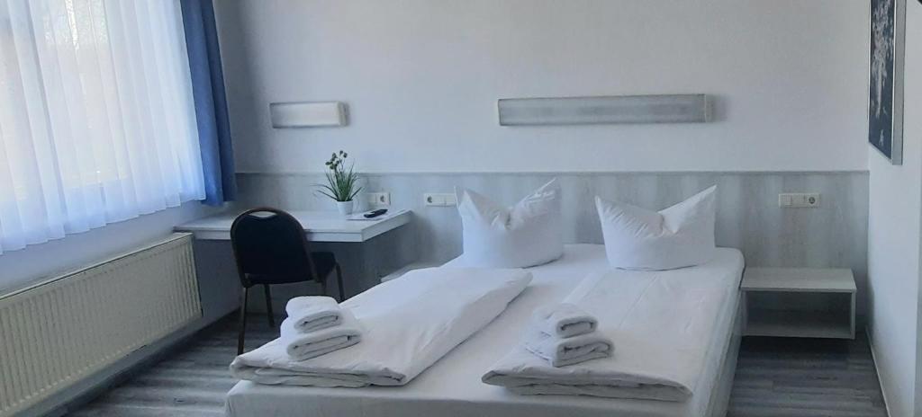 Postel nebo postele na pokoji v ubytování Central-Hotel Tegel