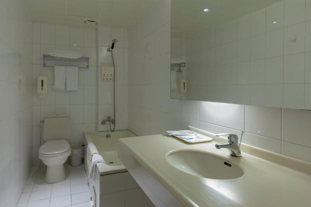 Koupelna v ubytování Bitan Hotel