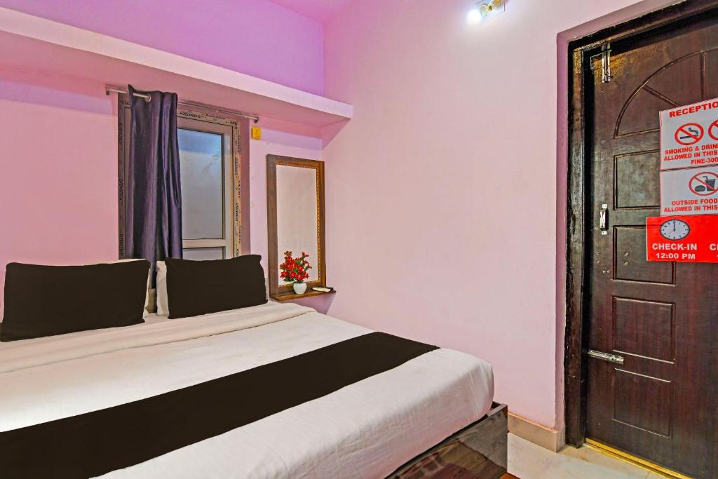 Postel nebo postele na pokoji v ubytování Hotel O Sai Somu Inn