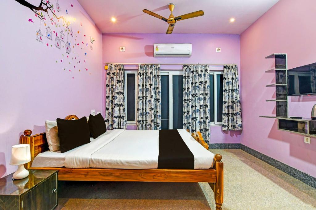 Postel nebo postele na pokoji v ubytování Hotel O Sai Somu Inn