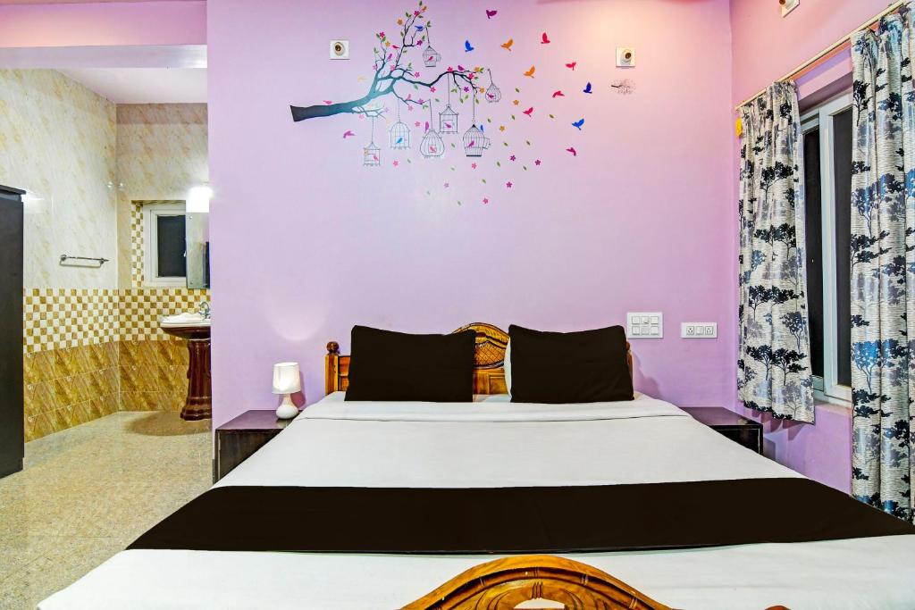 Postel nebo postele na pokoji v ubytování Hotel O Sai Somu Inn