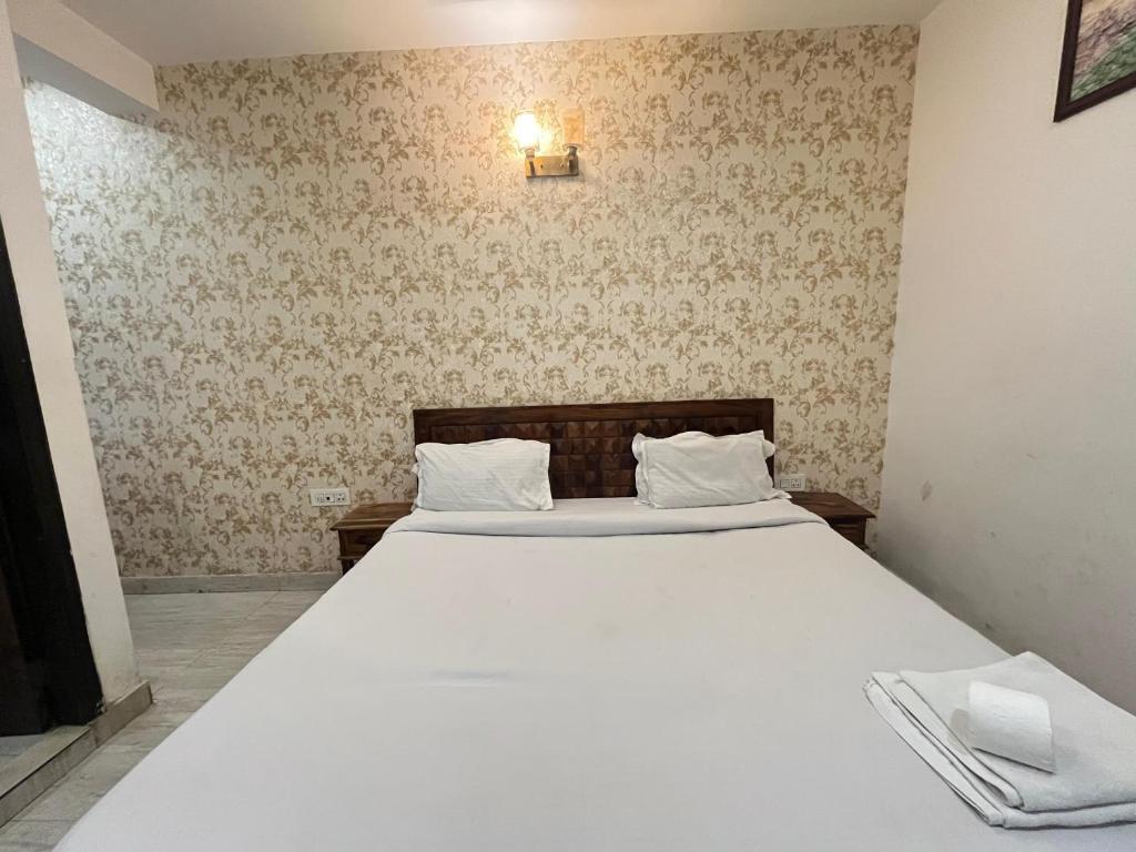 Postel nebo postele na pokoji v ubytování Saket Suites- Near Max Hospital