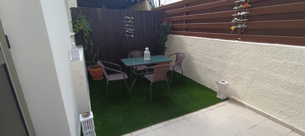 Patio nebo venkovní prostory v ubytování Plumeria Place Bright and spacious studio