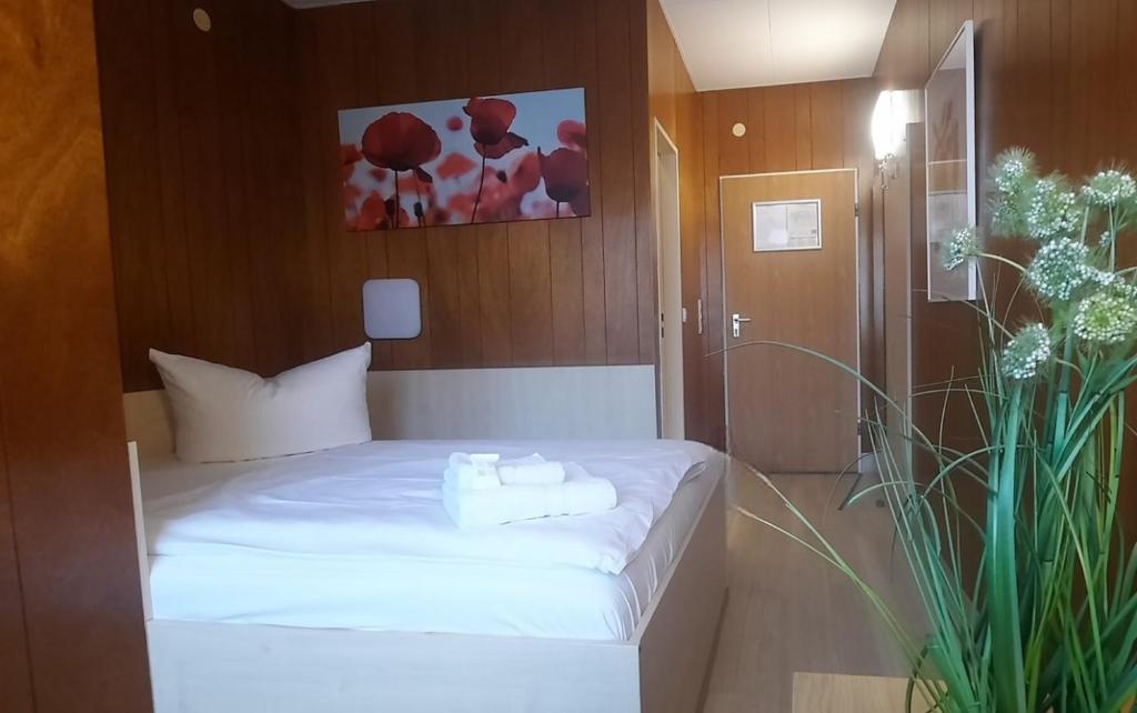 Postel nebo postele na pokoji v ubytování Central-Hotel Tegel