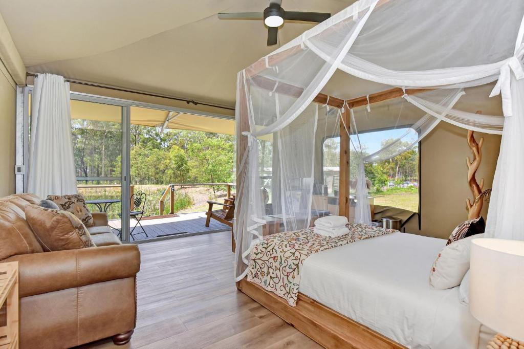 Posezení v ubytování Pokolbin Glamping - Sleeps 6 Across 3 Eco-Friendly Glamping Tents