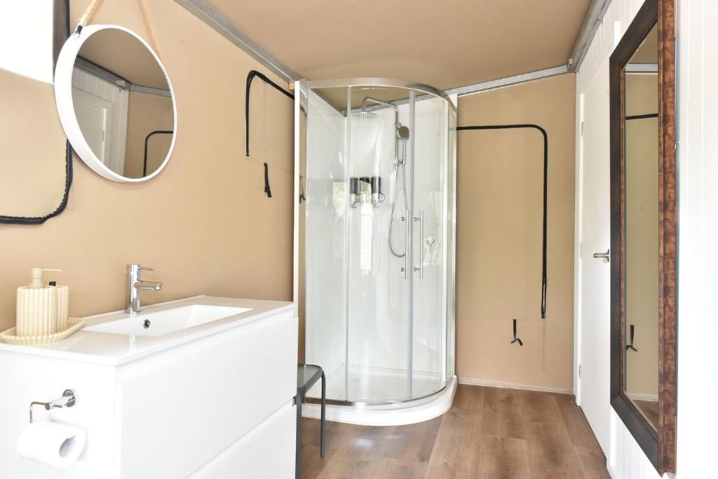 Koupelna v ubytování Pokolbin Glamping - Sleeps 6 Across 3 Eco-Friendly Glamping Tents